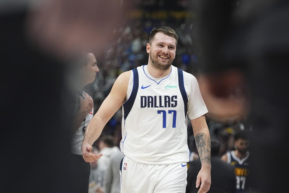 上海街头大量球迷疯狂追车 不顾安保试图阻拦车辆去路 交通险瘫痪