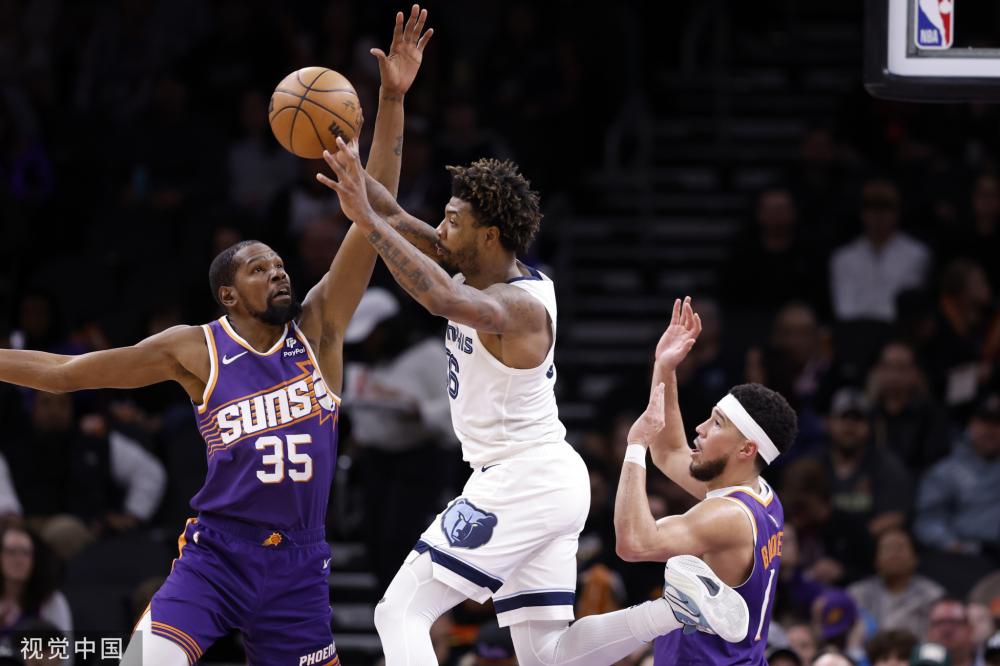 国足完成抵达沙特后的首堂训练课.